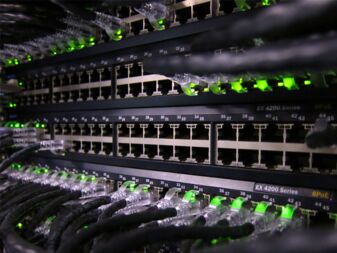 Elektronische Kommunikationsschnittstelle für industrielle Anwendungen – entwickelt und gefertigt von Kingspan STG für zuverlässige Datenübertragung und Systemintegration.