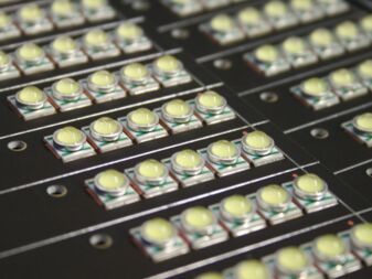 Elektronische Steuerungseinheit für moderne Beleuchtungssysteme – entwickelt und gefertigt von Kingspan STG für energieeffiziente Lichtlösungen.