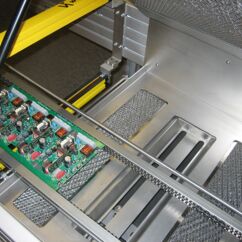 eine moderne Lötstraße zu sehen, die sich durch ihre präzise und automatisierte Verarbeitung auszeichnet. Die Anlage besteht aus mehreren hintereinander geschalteten Modulen, darunter ein Fluxer, ein Vorheizbereich, eine Selektivlötstation sowie ein Kühls