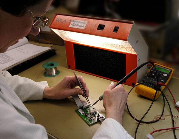 Kingspan STG Qualitätskontrolle in der EMS-Elektronikfertigung Qualitätskontrolle umfasst alle Maßnahmen zur Sicherstellung der Funktionalität, Zuverlässigkeit und Sicherheit elektronischer Baugruppen.