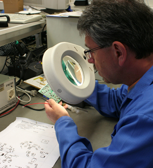 Grafik zeigt die Leistungen im Prüfmittelbau, darunter Entwicklung, Konstruktion, Fertigung und Qualitätssicherung.